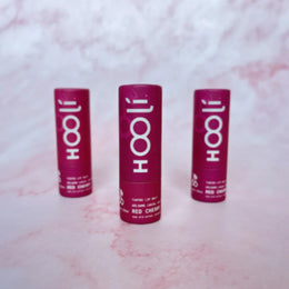 BÁLSAMO LABIAL CON COLOR CEREZA 9g | HOOLI